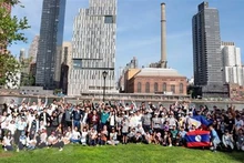 Funcionarios y familiares de las delegaciones de los Estados miembros de la Asean y de Timor-Leste en Nueva York toman fotos de recuerdo. (Foto: Quang Huy/VNA)