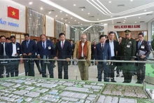 El presidente de Timor-Leste, José Ramos-Horta, contempla la maqueta del parque industrial VSIP Bac Ninh. (Foto: VNA)