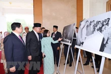El primer ministro vietnamita, Pham Minh Chinh, y su homólogo de Malasia, Anwar Ibrahim, visitaron la exposición fotográfica de la Agencia Vietnamita de Noticias (Foto:VNA)