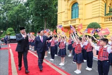 El primer ministro vietnamita, Pham Minh Chinh, y su homólogo malasio, Anwar Ibrahim, en la ceremonia de bienvenida (Foto: VNA)