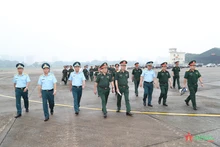 La delegación del Ministerio de Defensa realiza la visita de inspección en el aeropuerto de Gia Lam (Foto: qdnd.vn)