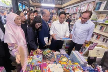 El primer ministro de Vietnam, Pham Minh Chinh, y su homólogo malasio, Anwar Ibrahim, visitan la calle de libros. (Foto: VNA)