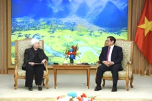 El primer ministro vietnamita, Pham Minh Chinh, recibe a la secretaria del Tesoro de EE.UU., Janet Yellen.
