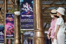 Visitantes buscan informaciones sobre el Festival Internacional de Súper Música (Foto: tuoitre.vn)