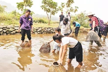 Turistas experimentan el agroturismo en la granja de Dong Que (Foto: nhandan.vn)