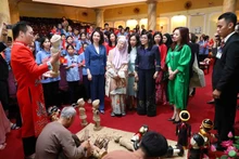 La esposa del primer ministro vietnamita, Pham Minh Chinh, Le Thi Bich Tran, y la esposa del primer ministro de Malasia, Anwar Ibrahim, Dato' Seri Dr. Wan Azizah binti Dr. Wan Ismail, en el Teatro de Arte Contemporáneo (Foto:VNA)