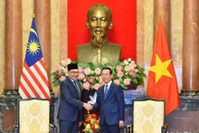 El presidente vietnamita, Vo Van Thuong, y el primer ministro de Malasia, Anwar Ibrahim, en la reunión.