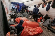 Migrantes duermen en la cubierta del barco de rescate Ocean Viking en el Mar Mediterráneo el 6 de noviembre de 2022 (Foto: SOS Mediterranee/Reuters)