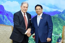 El primer ministro vietnamita, Pham Minh Chinh, y el vicepremier y canciller de Nueva Zelanda, Winston Peters.