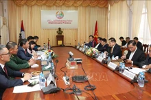 El encuentro entre representantes vietnamitas y de la provincia laosiana de Khammuon. (Foto: VNA)