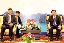 El director de la Academia Nacional de Política Ho Chi Minh y presidente del Consejo Teórico Central, Nguyen Xuan Thang, se reúne con Chen Gang, secretario del Comité del Partido Comunista de China (PCCh) de la región autónoma Zhuang de Guangxi (Foto: Periódico Ha Giang)