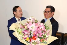 El embajador de Vietnam en Bruselas, Nguyen Van Thao, felicita a la Embajada de Laos por la fiesta Bun Pi May. (Foto: VNA)
