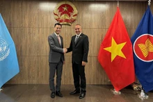 El embajador y jefe de la delegación de Cuba ante la ONU, Ernesto Soberón Guzmán, con el embajador y jefe de la delegación de Vietnam ante la ONU, Dang Hoang Giang. (Foto: VNA)