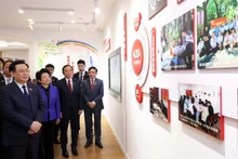 Presidente parlamentario vietnamita visita centro legislativo Hongqiao (Foto:VNA)