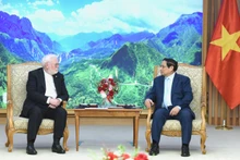 El primer ministro de Vietnam Pham Minh Chinh y el arzobispo Paul Richard Gallagher (Foto: Nhan Dan)