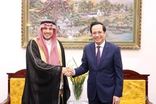 El ministro de Trabajo, Inválidos de Guerra y Asuntos Sociales, Dao Ngoc Dung, recibe al embajador de Arabia Saudita en Vietnam, Mohammed Ismaeil A. Dahlwy (Foto: Ministerio de Trabajo, Inválidos de Guerra y Asuntos Sociales)