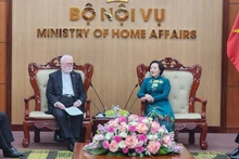 La ministra del Interior de Vietnam, Pham Thi Thanh Tra, y el arzobispo Paul Richard Gallagher, secretario para las relaciones con los Estados y las Organizaciones Internacionales de la Santa Sede (Foto: dangcongsan.vn)