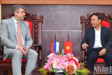 El redactor jefe adjunto del periódico, Dinh Nhu Hoan, y el subjefe de la Comisión de Relaciones Exteriores de San Petersburgo, Kalganov Viacheslav Gennadievich. 