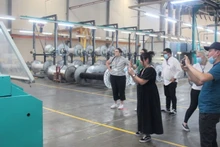 La delegación australiana visita la fábrica de hilados de la sociedad anónima Vinatex Phu Hung.