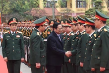 Primer ministro de Vietnam visita el cuerpo de tanques blindados