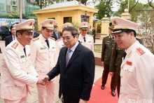Premier vietnamita visita a los oficiales y soldados del Alto Mando de Guardia