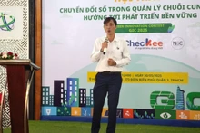 Tran Ninh Dong, jefe interino del Departamento de Gestión de la Propiedad Intelectual e Innovación del Servicio de Ciencia y Tecnología de Ciudad Ho Chi Minh, habla en el seminario.