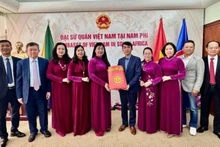 La delegación de Hanói visita la Embajada de Vietnam en Sudáfrica.