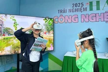Los visitantes experimentan la realidad virtual para explorar Hanói.