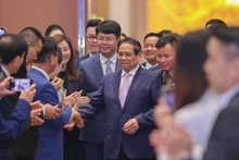 El primer ministro Pham Minh Chinh con empresas que asisten a un seminario sobre desarrollo del sector privado. (Foto: VGP)