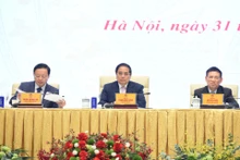[Foto] Premier vietnamita dialoga con empresas y asociaciones empresariales