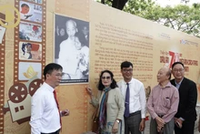 El Artista del Pueblo Tra Giang y delegados con la foto "El Tío Ho y el Artista del Pueblo Tra Giang en el tercer Congreso Nacional de Arte y Cultura en 1962".