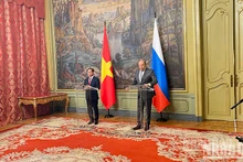 El viceprimer ministro y ministro de Relaciones Exteriores de Vietnam, Bui Thanh Son (izquierda) y el canciller ruso, Sergey Lavrov en la conferencia de prensa (Foto: Nhan Dan)