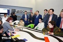 La delegación vietnamita visita el Centro de Tecnologías Creativas TUMO (Foto: VNA)