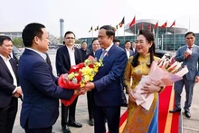 El presidente de la Asamblea Nacional de Vietnam, Tran Thanh Man, y su esposa parten de Hanói para asistir a la 150.ª Asamblea de UIP y visitar Uzbekistán y Armenia. (Foto: VNA)