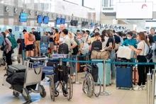 Viajeros realizan los trámites en el Aeropuerto Internacional de Noi Bai (Foto: VNA)