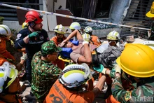 Rescatistas vietnamitas trabajan contrarreloj para salvar un sobreviviente en Myanmar (Foto: Nhan Dan)