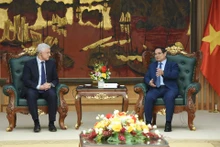 [Foto] Premier vietnamita recibe a director ejecutivo de grupo Standard Chartered 