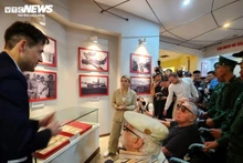 La secretaria de Estado francesa para los Veteranos y la Memoria, Patricia Miralles, y los delegados visitan el Museo de la Victoria Histórica de Dien Bien Phu.
