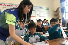 Estudiantes sudcoreanos enseñan idioma sudcoreano a alumnos de la escuela primaria Da Thanh. (Foto:Internet)