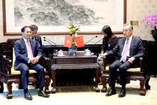 El ministro vietnamita de Relaciones Exteriores, Bui Thanh Son (izquierda), se reúne con su homólogo chino, Wang Yi, en Pekín. (Foto: Nhan Dan)