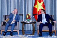 Minh Chinh, y Yan Jiehe, fundador del Grupo de construcción Pacífico. (Foto: Nhan Dan)
