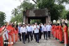 El presidente vietnamita To Lam visita la antigua aldea de Duong Lam. (Foto: VNA)