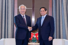 El primer ministro vietnamita, Pham Minh Chinh, y el viceprimer ministro chino, Zhang Guoqing. (Foto: VNA)
