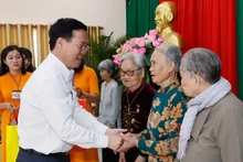 El presidente Vo Van Thuong visitó y entregó obsequios a personas con servicios meritorios, familias beneficiarias de políticas sociales y hogares pobres en el distrito de Tra On, provincia de Vinh Long. (Foto: VNA)