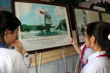 Estudiantes visitan una exposición sobre Hoang Sa y Truong Sa, en la provincia de Quang Tri. (Foto: VNA)