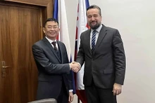 El vicepresidente del Parlamento eslovaco Lubos Blaha recibe al embajador vietnamita Nguyen Tuan. (Foto: baoquocte.vn)