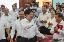 El presidente de Vietnam, Luong Cuong, y los votantes. (Foto: Nhan Dan)