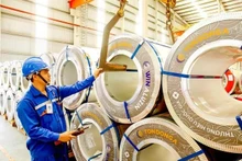 Trabajadores de la fábrica Ron Dong A revisan las bobinas de acero para garantizar la trazabilidad completa de la información del envío. (Foto: www.sggp.org.vn)