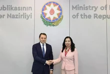 La viceministra Le Thi Thu Hang y su homólogo azerbaiyano E. Mammadov (Foto: baoquocte.vn)