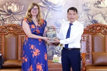 Vu Thanh Mai, subjefe de la Comisión de Información, Educación y Movilización de Masas del Partido Comunista de Vietnam, entrega un regalo a Silvia Danailov, jefa de UNICEF Vietnam. (Foto: Nhan Dan)